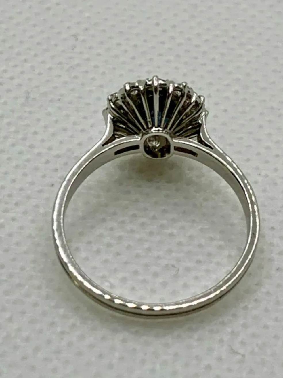 Bague vintage en or blanc, saphir et diamants