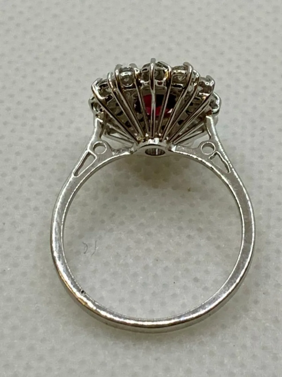Bague vintage en or blanc, saphir et diamants