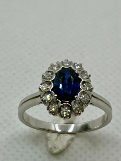 Bague vintage en or blanc, saphir et diamants
