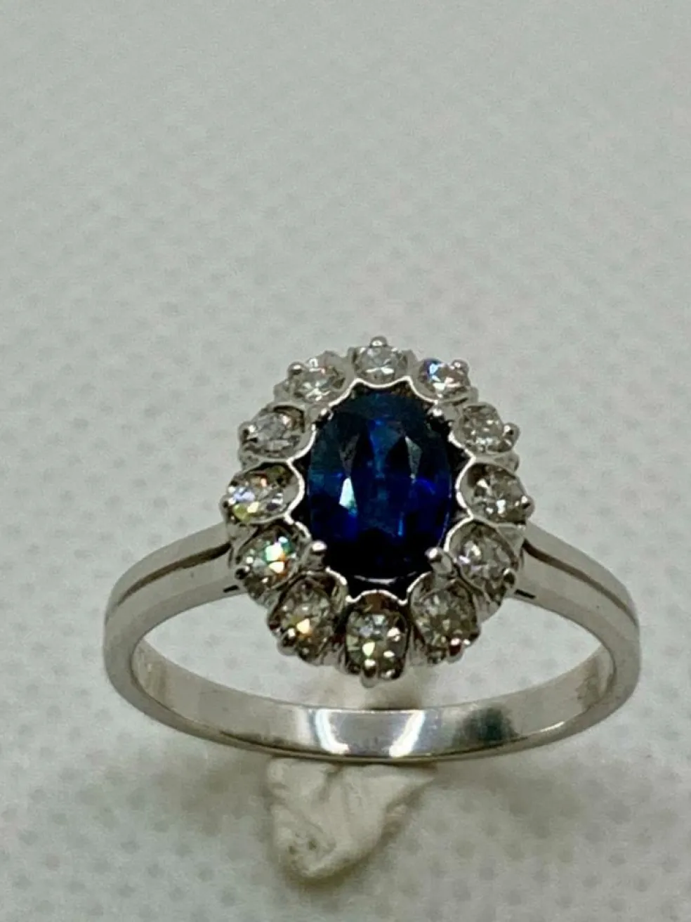 Bague vintage en or blanc, saphir et diamants