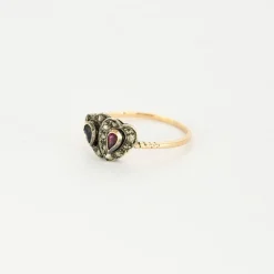Bague vintage en or, diamants, rubis et saphir.