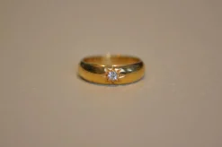 Bague vintage en or jaune pour petit doigt avec diamant