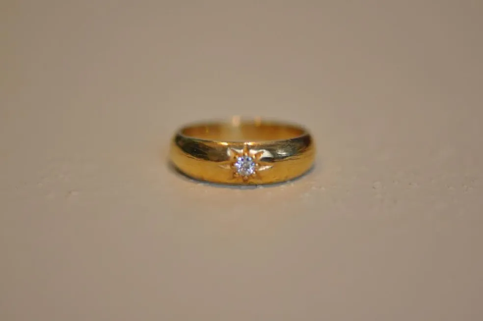Bague vintage en or jaune pour petit doigt avec diamant