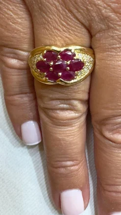 Bague vintage en or jaune , rubis et diamants