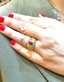 Bague vintage en or jaune, rubis cabochon et diamants