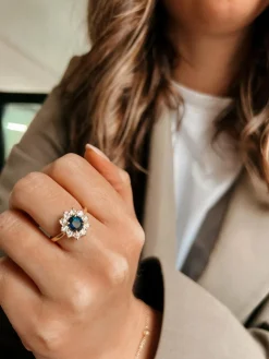 Bague vintage en or jaune et saphir bleu