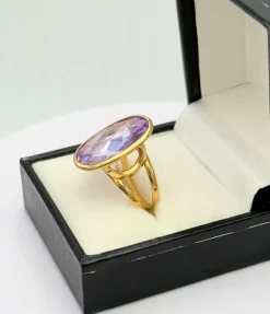 Bague vintage en or jaune 18 sertie d'une belle améthyste ovale