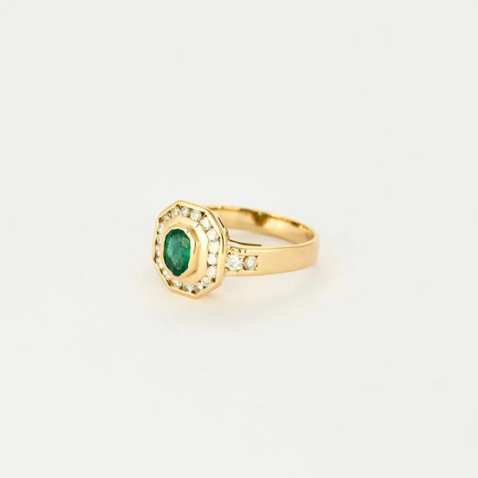 Bague vintage en or jaune 18K, diamants et émeraude.