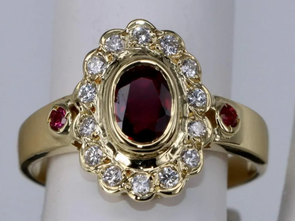 Bague vintage en or jaune lunette rubis et diamants