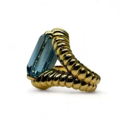 Bague vintage en or jaune montée d’une Aigue-Marine Santa Maria de 17carats.