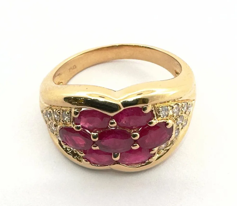 Bague vintage en or jaune , rubis et diamants