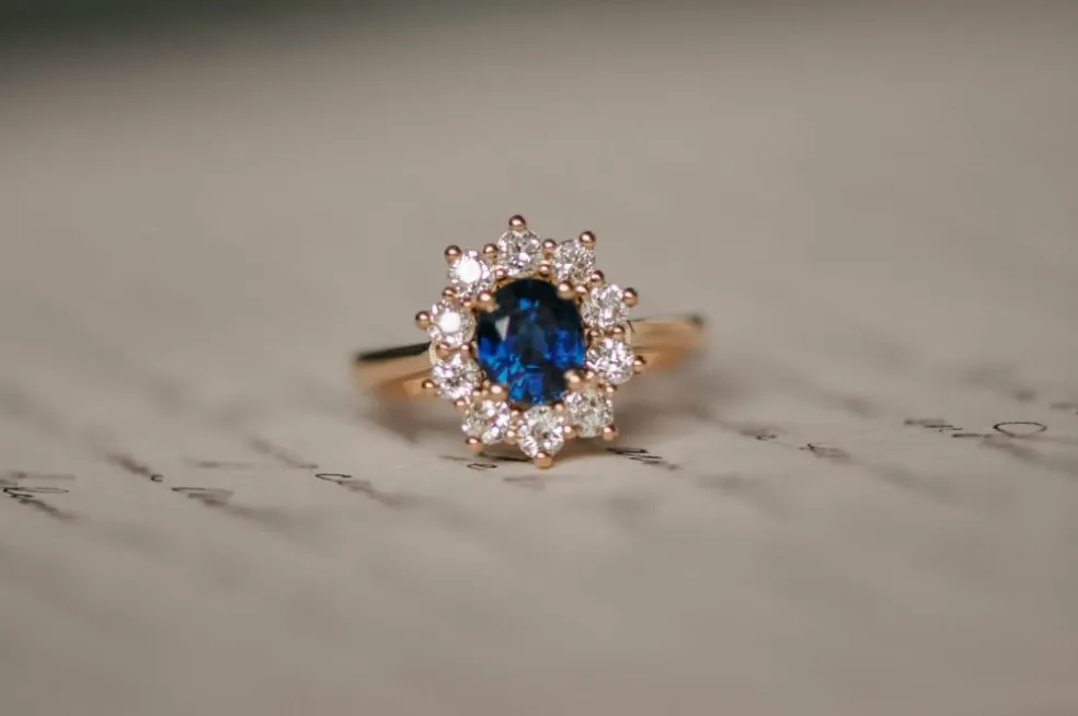 Bague vintage en or jaune et saphir bleu