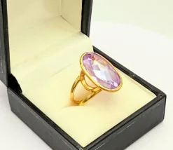 Bague vintage en or jaune 18 sertie d'une belle améthyste ovale