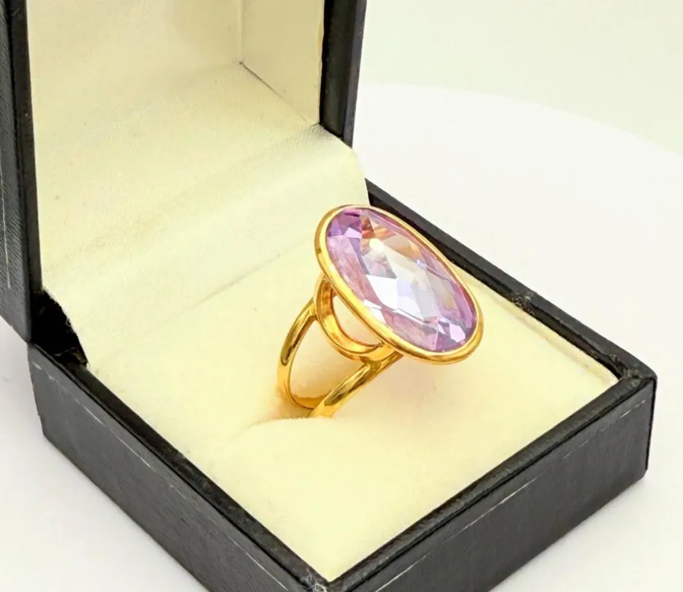 Bague vintage en or jaune 18 sertie d'une belle améthyste ovale
