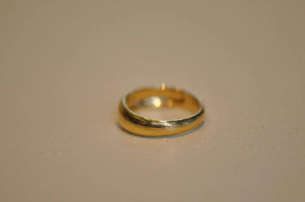Bague vintage en or jaune pour petit doigt avec diamant