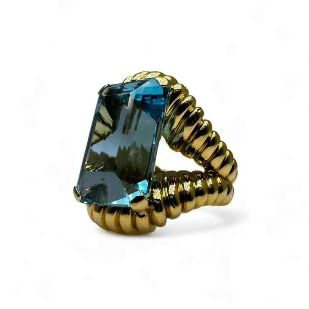 Bague vintage en or jaune montée d’une Aigue-Marine Santa Maria de 17carats.
