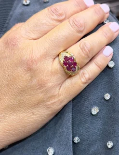 Bague vintage en or jaune , rubis et diamants