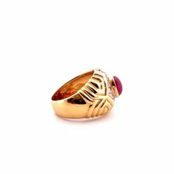 Bague vintage en or jaune, rubis cabochon et diamants