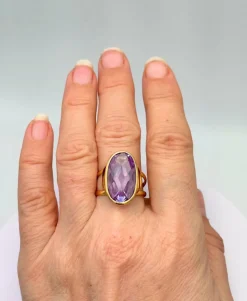 Bague vintage en or jaune 18 sertie d'une belle améthyste ovale