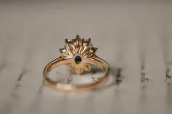 Bague vintage en or jaune et saphir bleu