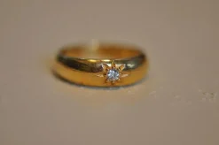 Bague vintage en or jaune pour petit doigt avec diamant