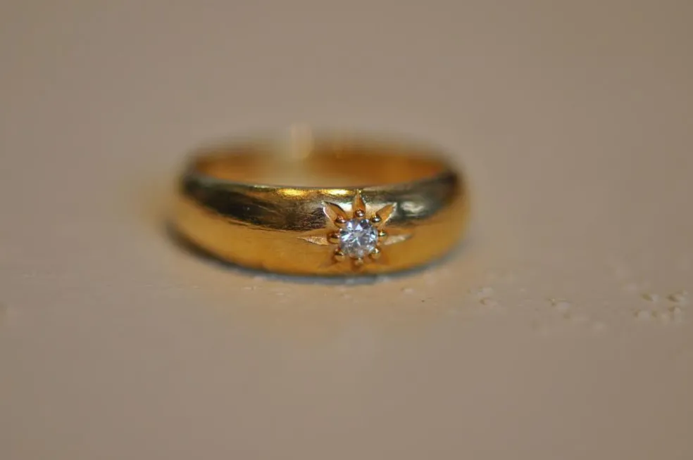Bague vintage en or jaune pour petit doigt avec diamant