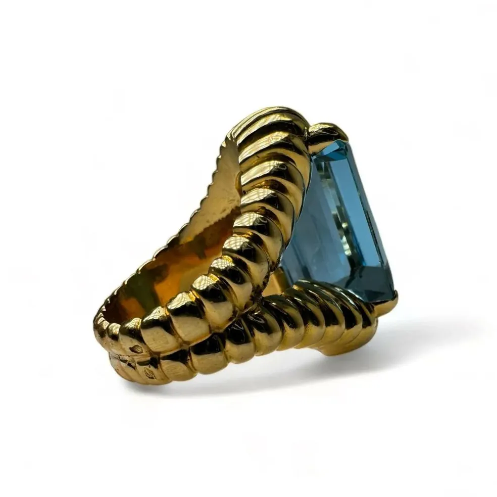 Bague vintage en or jaune montée d’une Aigue-Marine Santa Maria de 17carats.