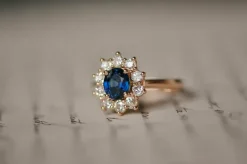 Bague vintage en or jaune et saphir bleu