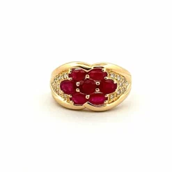 Bague vintage en or jaune , rubis et diamants