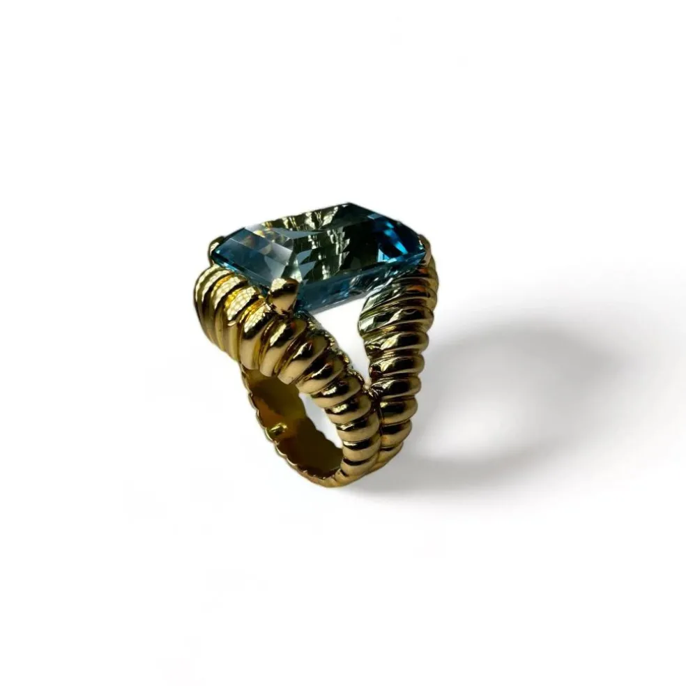 Bague vintage en or jaune montée d’une Aigue-Marine Santa Maria de 17carats.