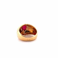 Bague vintage en or jaune, rubis cabochon et diamants