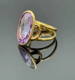 Bague vintage en or jaune 18 sertie d'une belle améthyste ovale