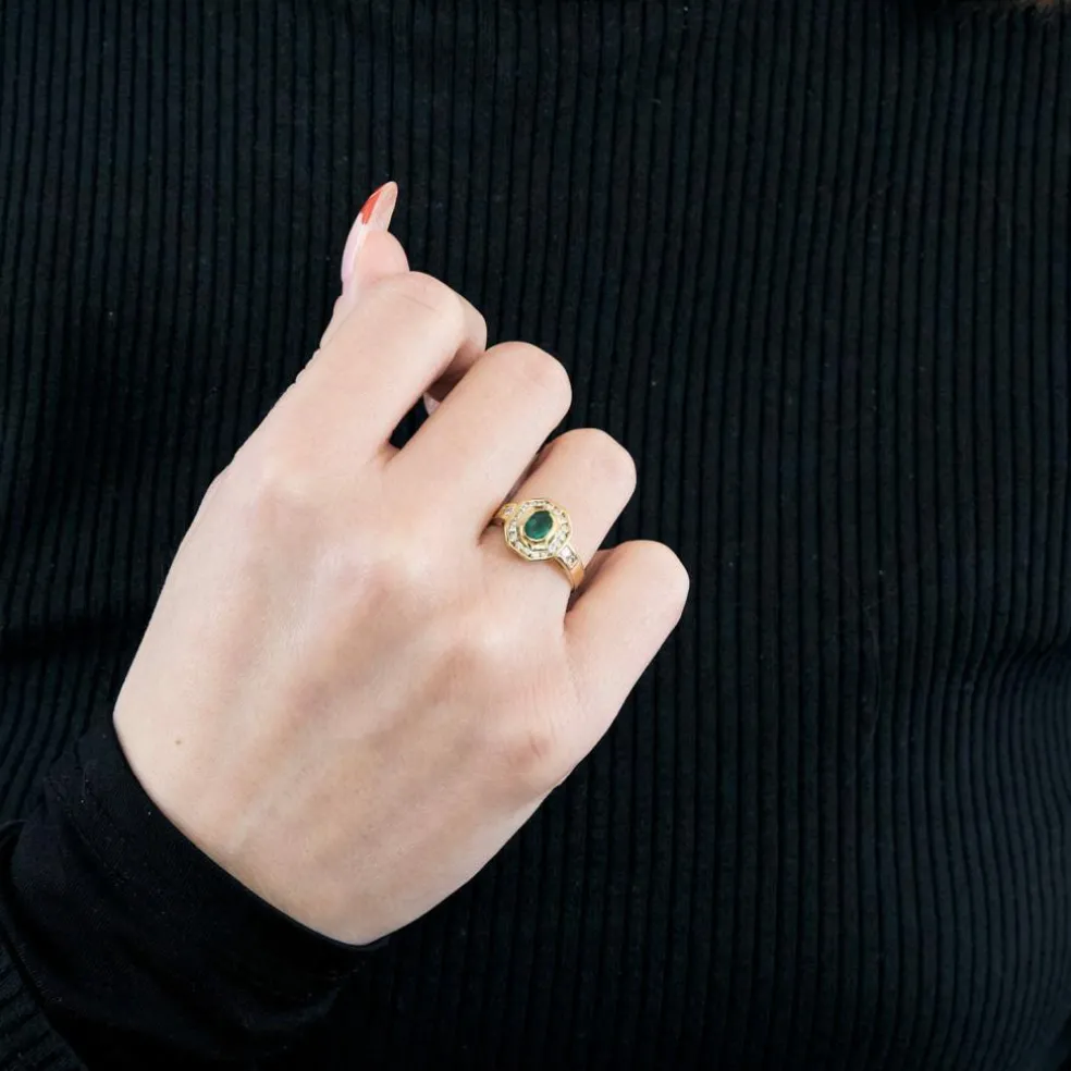 Bague vintage en or jaune 18K, diamants et émeraude.