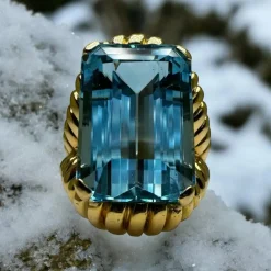 Bague vintage en or jaune montée d’une Aigue-Marine Santa Maria de 17carats.