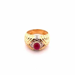 Bague vintage en or jaune, rubis cabochon et diamants