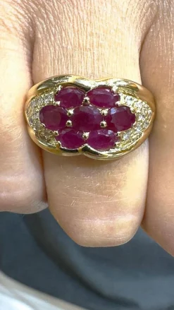 Bague vintage en or jaune , rubis et diamants