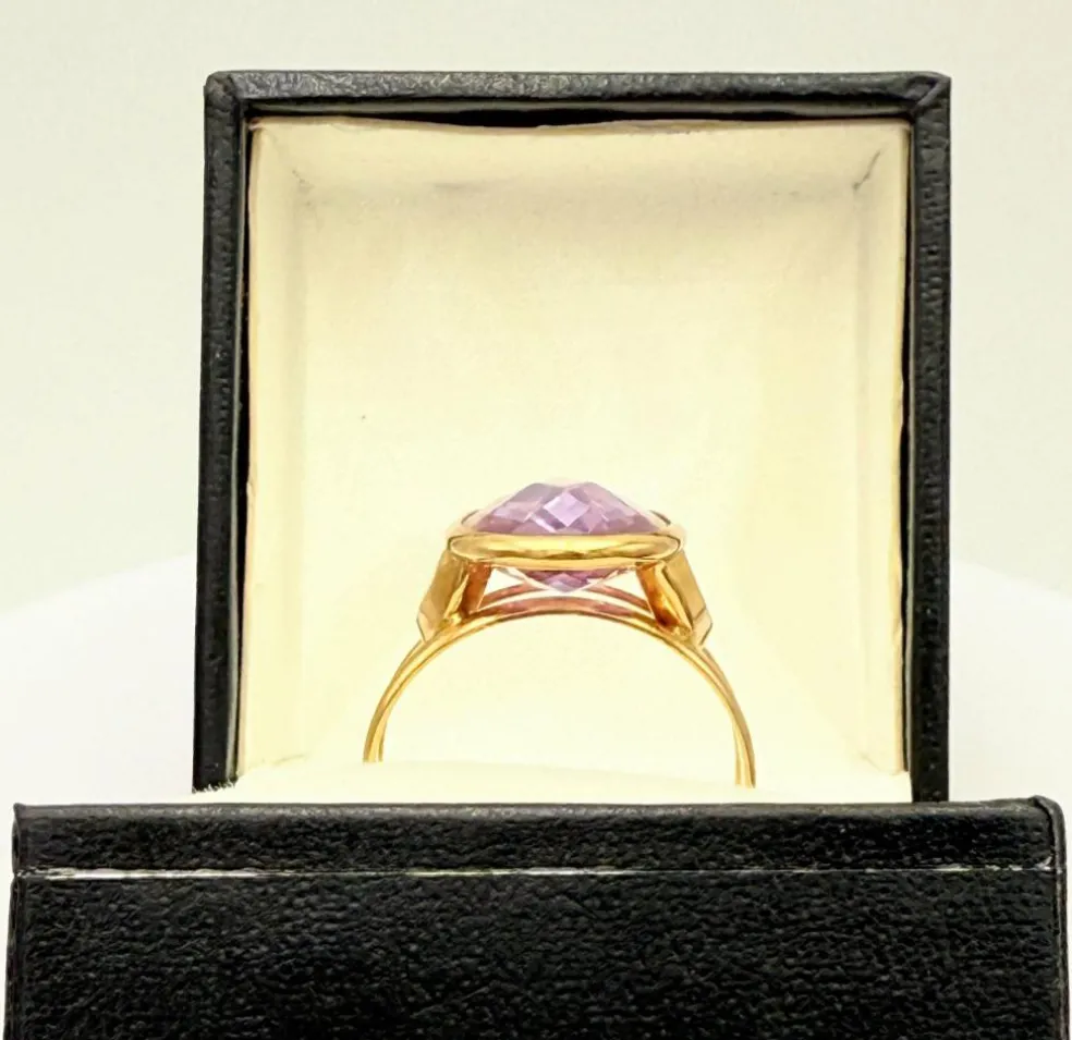 Bague vintage en or jaune 18 sertie d'une belle améthyste ovale