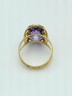 Bague vintage en or jaune 18 sertie d'une belle améthyste ovale