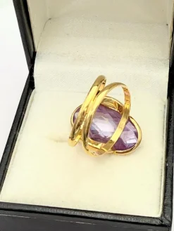 Bague vintage en or jaune 18 sertie d'une belle améthyste ovale