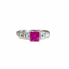 Bague vintage en platine sertie d'un saphir rose et diamants