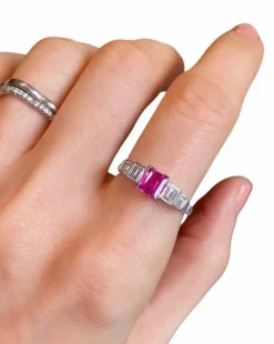 Bague vintage en platine sertie d'un saphir rose et diamants