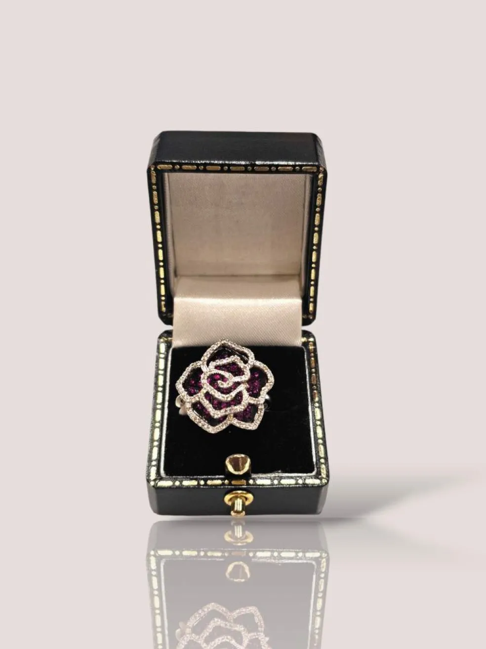 Bague vintage en platine avec rubis et diamants