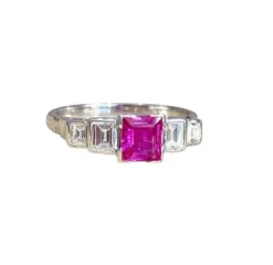 Bague vintage en platine sertie d'un saphir rose et diamants