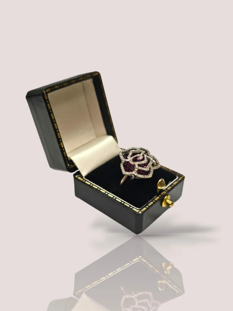 Bague vintage en platine avec rubis et diamants