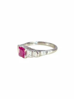 Bague vintage en platine sertie d'un saphir rose et diamants