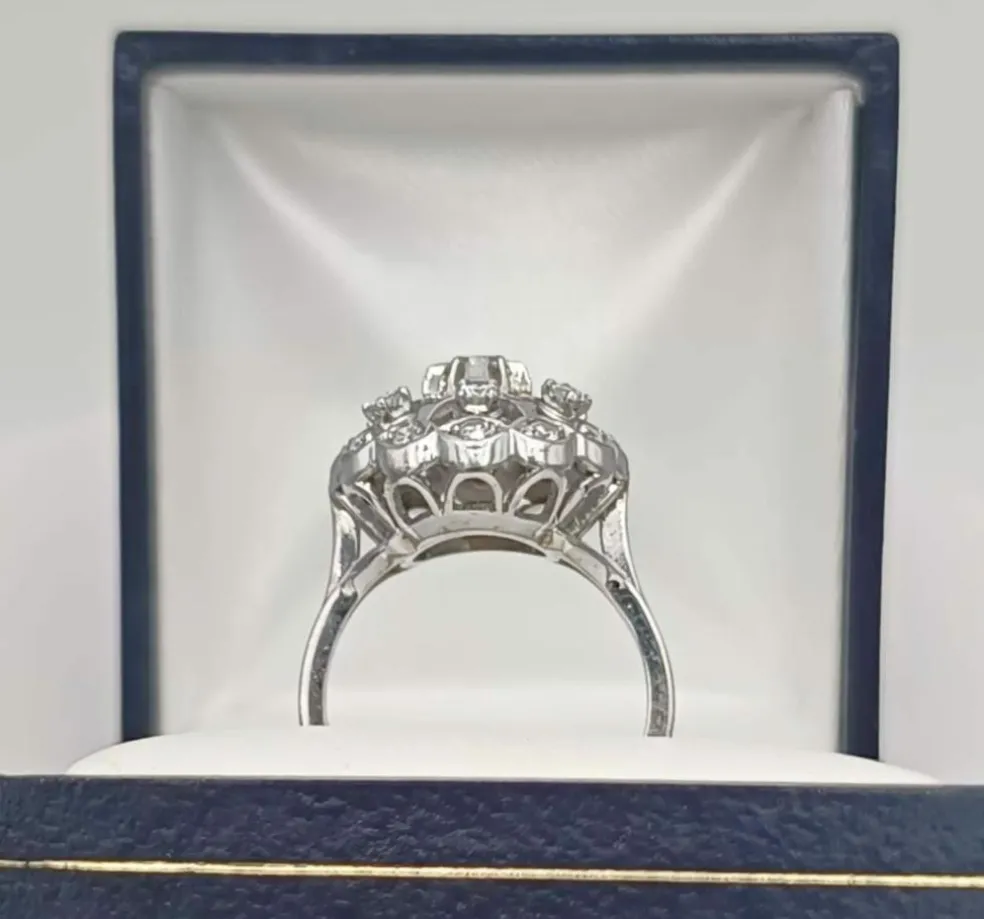 Bague vintage en platine ornée de diamants