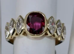 Bague vintage marquise rubis diamants