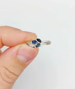 Bague vintage or blanc, saphirs taille navette et poire