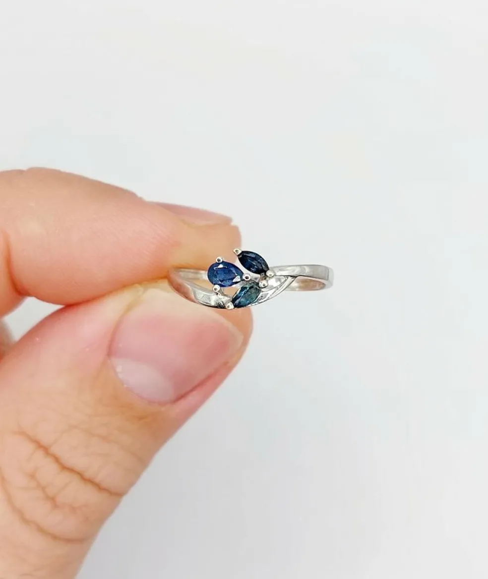 Bague vintage or blanc, saphirs taille navette et poire