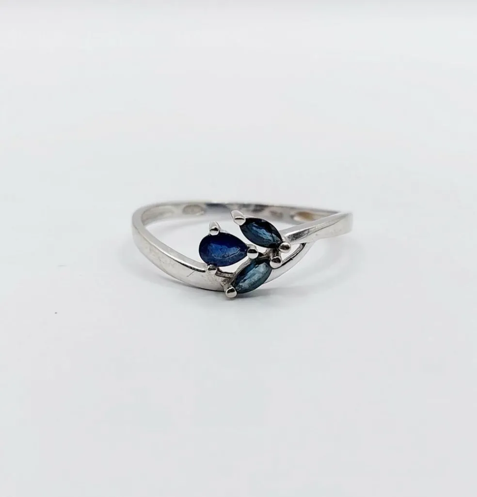 Bague vintage or blanc, saphirs taille navette et poire
